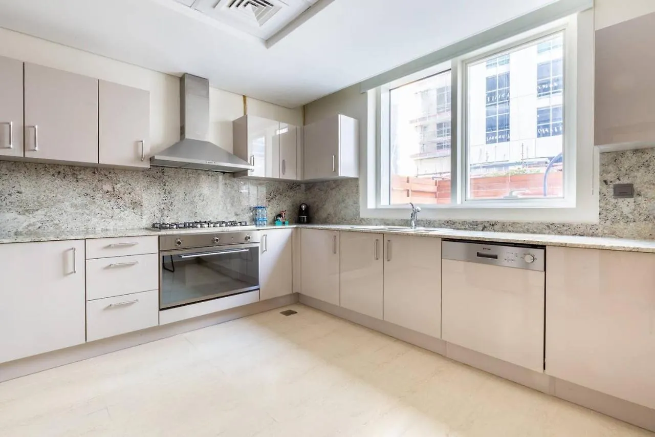 Frank Porter - Mon Reve Apartment Dubai