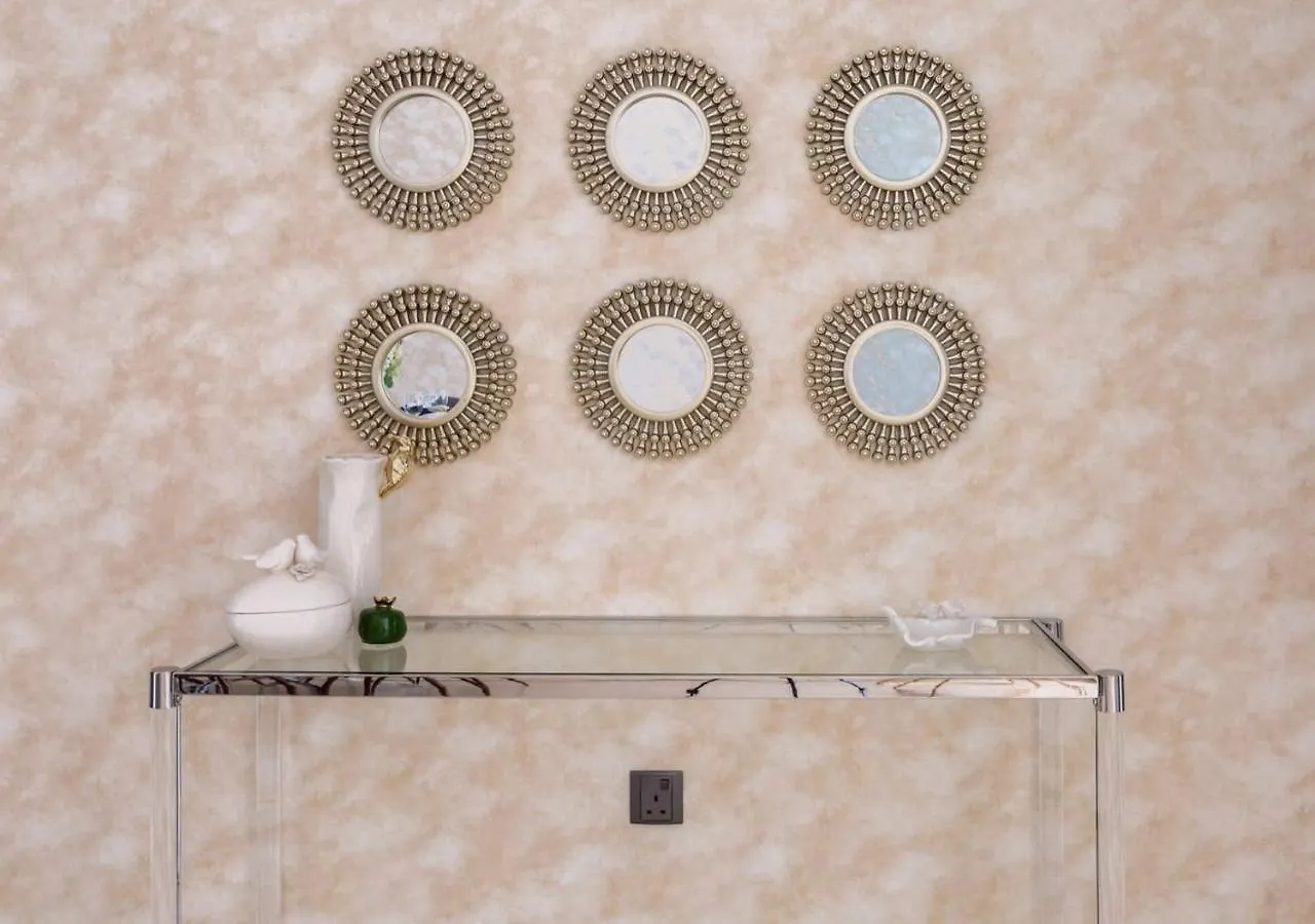 Frank Porter - Mon Reve Apartment Dubai